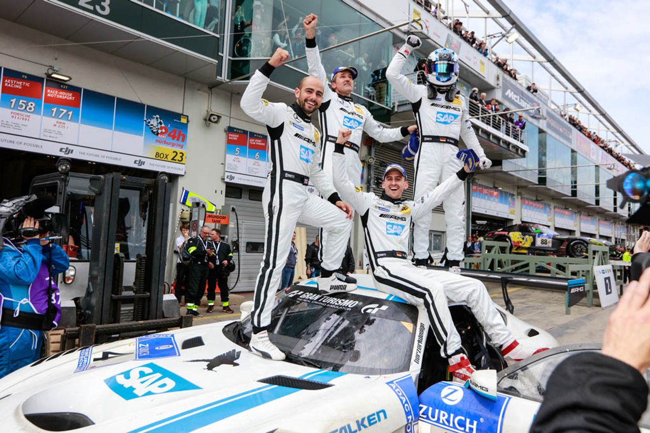 Enjoying the victory: Manuel Metzger and his BLACK FALCON team mates celebrate the first place at the Nürburgring in 2016. 